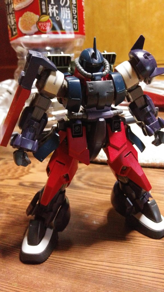 初期頃のジンクスザクさん
この頃はお腹パイプがありました。
シールドはF2000をベースにジョニーザクのシールドで延長してシールドのベースとしてます。