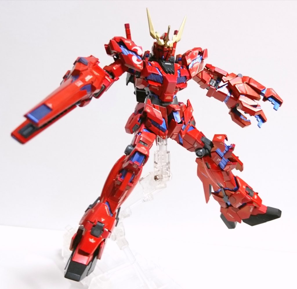 ・胸、腰アーマー、脚にスジ彫りを追加しました。赤塗装により分かりにくいですが(^_^;)