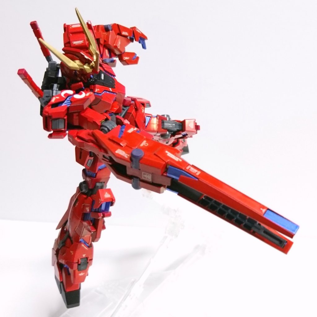 ・アンテナはバンシィのものから縦に伸びる2本のブレードのみを残し形状変更しました。
・要所にシャアレッドを入れ、色の濃淡を出しました。