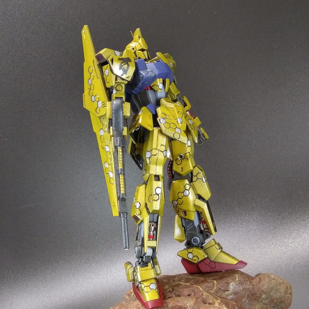 S字立ち加工とハニカムパターン、ゴールド部分の塗装がメインの工作です