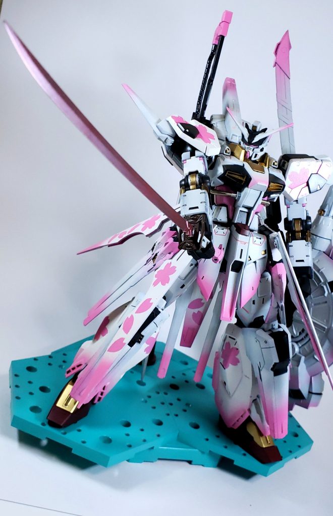 刃の部分はメッキの上にクリアーピンクを直吹き