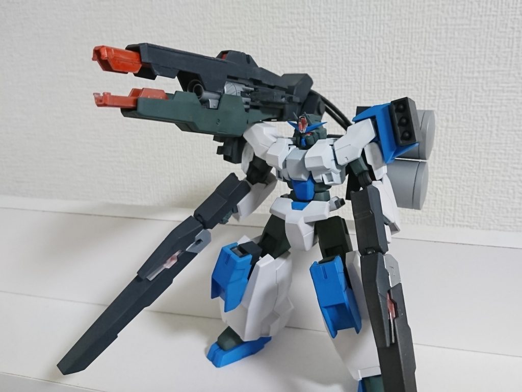 ショルダーキャノンにしたヴァーチェのバズーカはバーストモードで銃口がずれるのが納得いかなかったため、銃口位置固定、下部カバーだけでなく新たに上部カバーがスライドするように改造。セラヴィーのGNバズーカ2との接続部はプラ板で自作し、アームとの接続部はダヴィンチやZZのジャンクで加工。