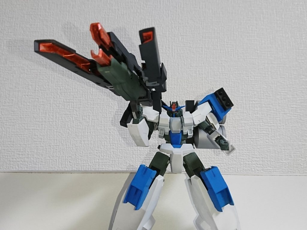 最大のギミックとして、バックパックから伸びるGNキャノン(ヴァーチェのバズーカ)に、GNバズーカ2×2丁をドッキングさせることでGNメガランチャーになります。強い武器が合体したらそら最強やろ!という発想。