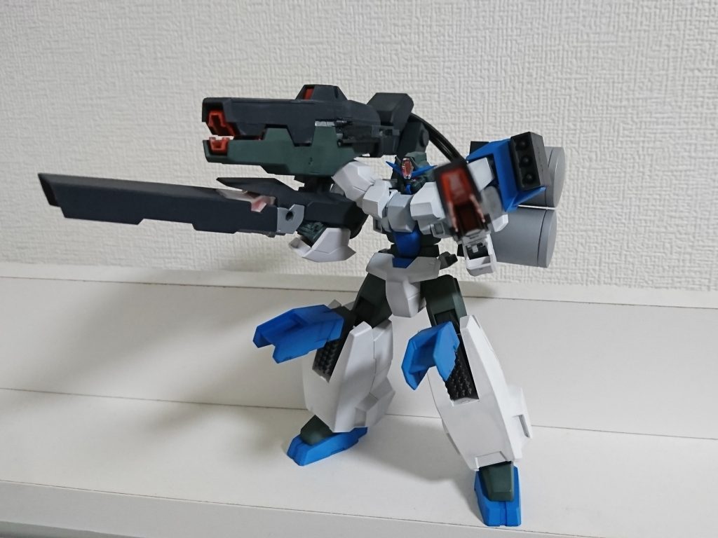 脚にはZZのジャンクやGNHW/Bのパーツを使用してミサイルポットに。エネルギーは全てキャノンとバズーカに集中させるという設定からです。他にも右肩にスーパーザクのミサイルポットを加工。