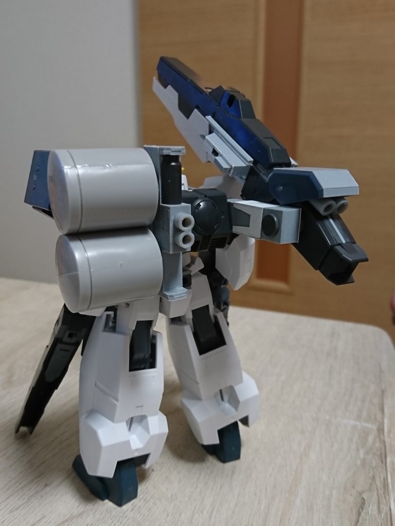 バックパックの基部はヴァーチェ。砲身の接続アームやプロペラントタンクの付け根はプラ板で自作。イメージ重視でパイプで繋げてます。プロペラントタンクは超大型GNコンデンサーという設定です。