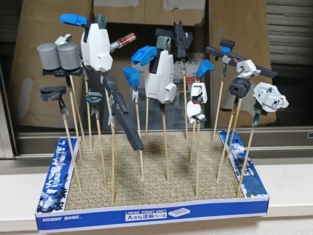 初めての全塗装でした!グレーサーフェイサーを吹き、ガンダムマーカーエアブラシにて塗装。メイン白:ニューホワイト、顔や腿などグレー:ジオングレー、武器の黒:ジオンファントムグレー、青:スカイブルー、他:メタレッドなど。メインの白は缶スプレーで良かったかな…。環境的にエアブラシにはまだ手を出せません…。