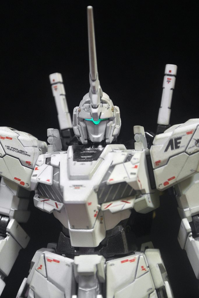 ゴーグル部はブラックライトに反応します。