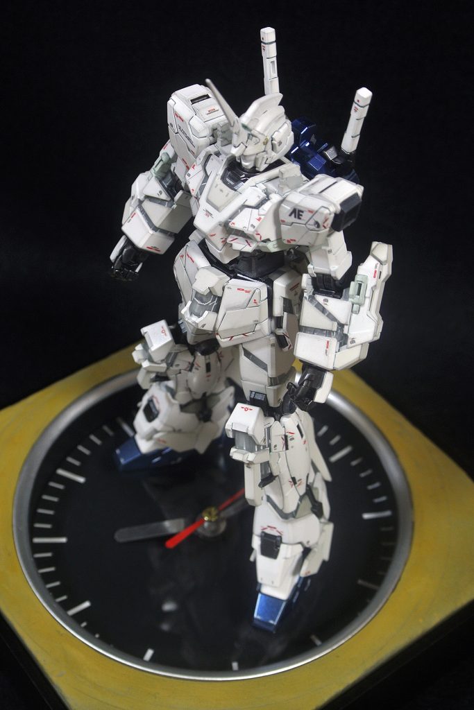 台座は時計で18時59分59秒。あと一秒で立像の変身演出が始まる設定。
作品が戻ってきたら、きちんとレンガ模様にする予定。