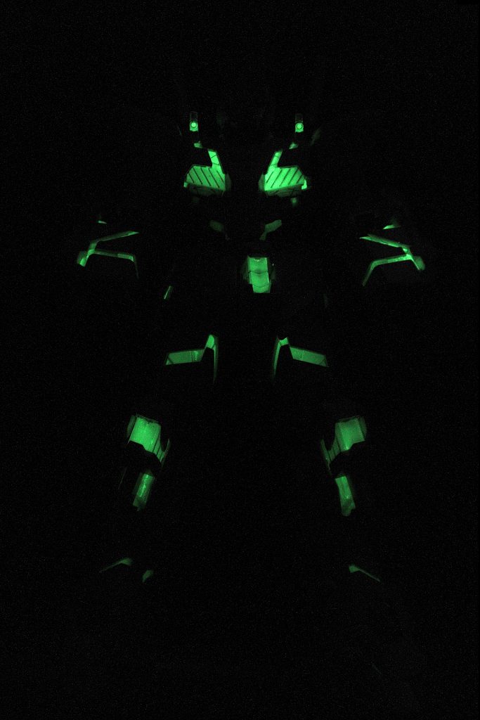 サイコフレームは蓄光塗料なので、消灯後は夜半地味に光る(筈)。