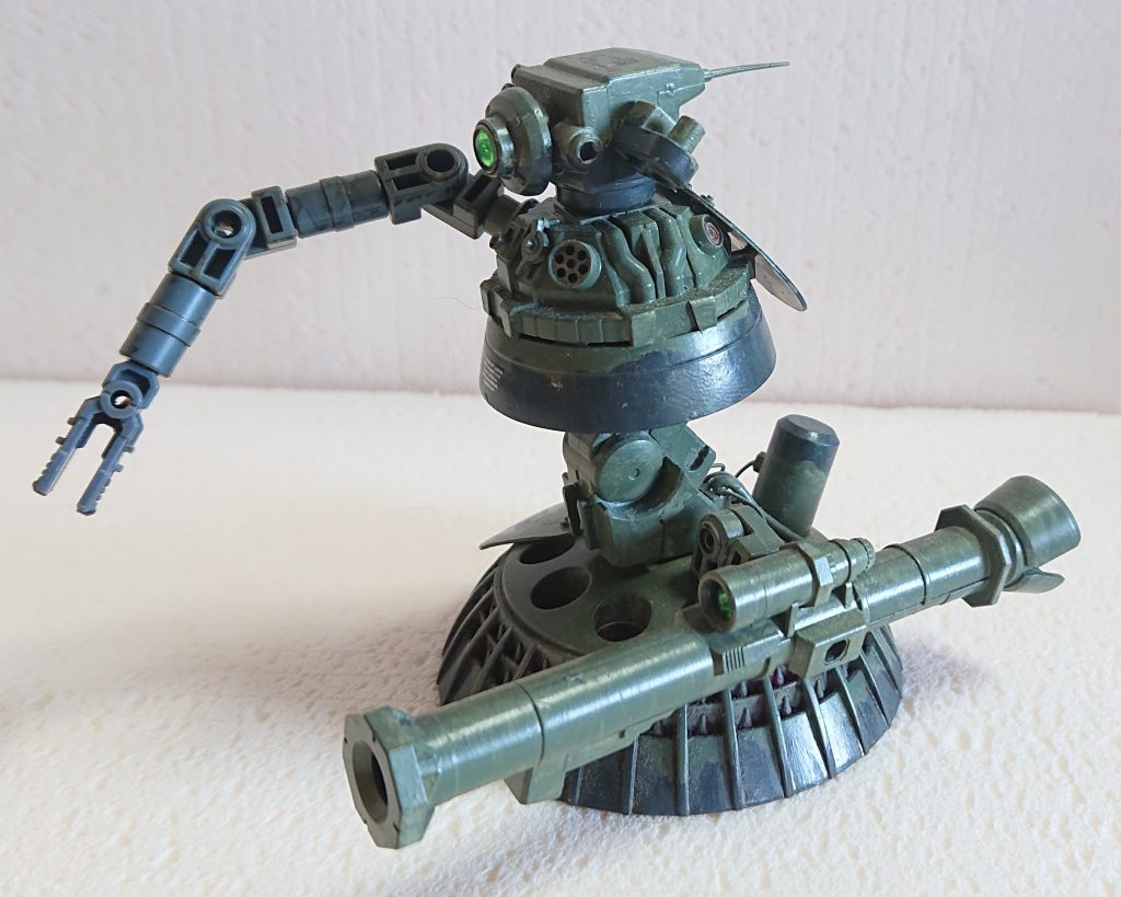 一番下のホバー部分はギャンのシールド、胴体がジオングのバーニア、その二つを繋いでいる腰部分はジンクスの脚関節。