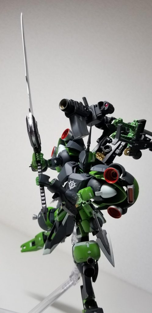 グランドスラムを構えて。
メイン武装である事と、マウント時も含めたインパクトを考えて、グランドスラムのみMGのものを使ってみました❗