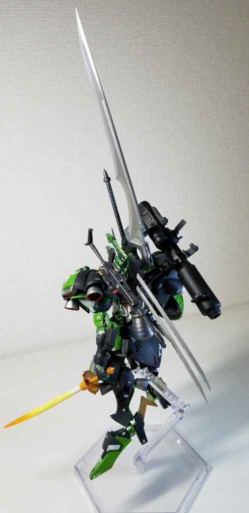 バックショット📷
詰めに詰め込んだ後ろ姿、なかなか自分では好きです🎵
バックパックのスラスターは、やはりZimmad社のDNA(?)、土星エンジンのような、どでかいのを一発設置しました。