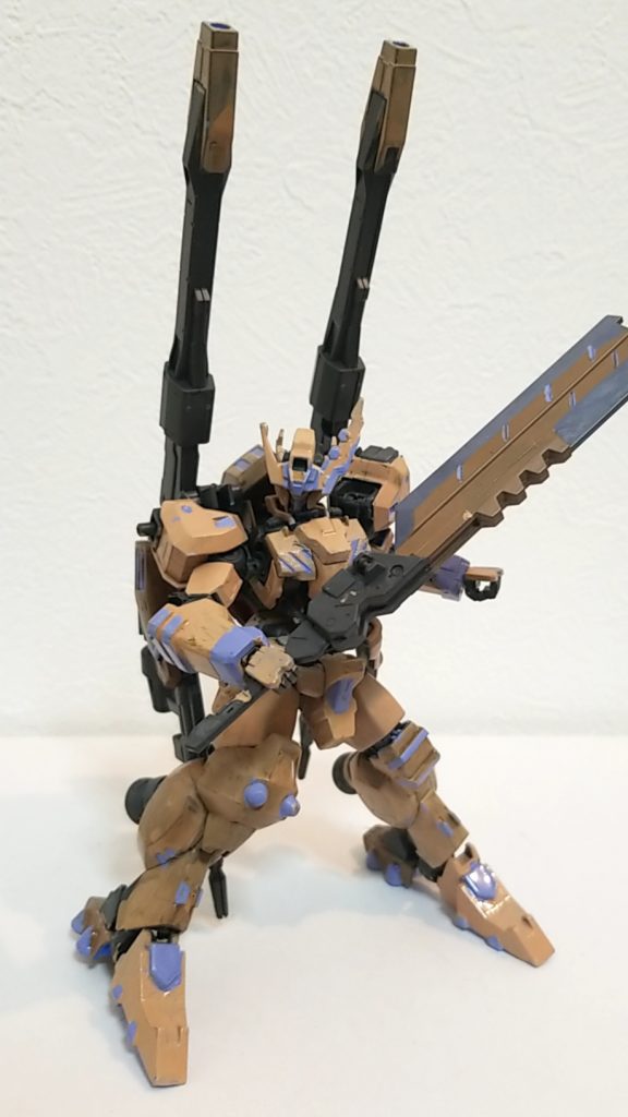 近接武器「ハンマーブレード」
通常時はハンマー形態として打撃に長けており、そこからリーチの長い「ブレード形態」へと変形する