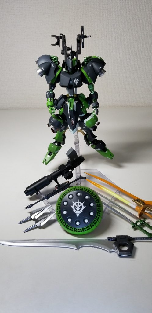 スタティックディスプレイしてみました。
実体剣の刃部分にはプレミアムミラークロームを使ってみました。とっても綺麗な塗装になりましたよ😃