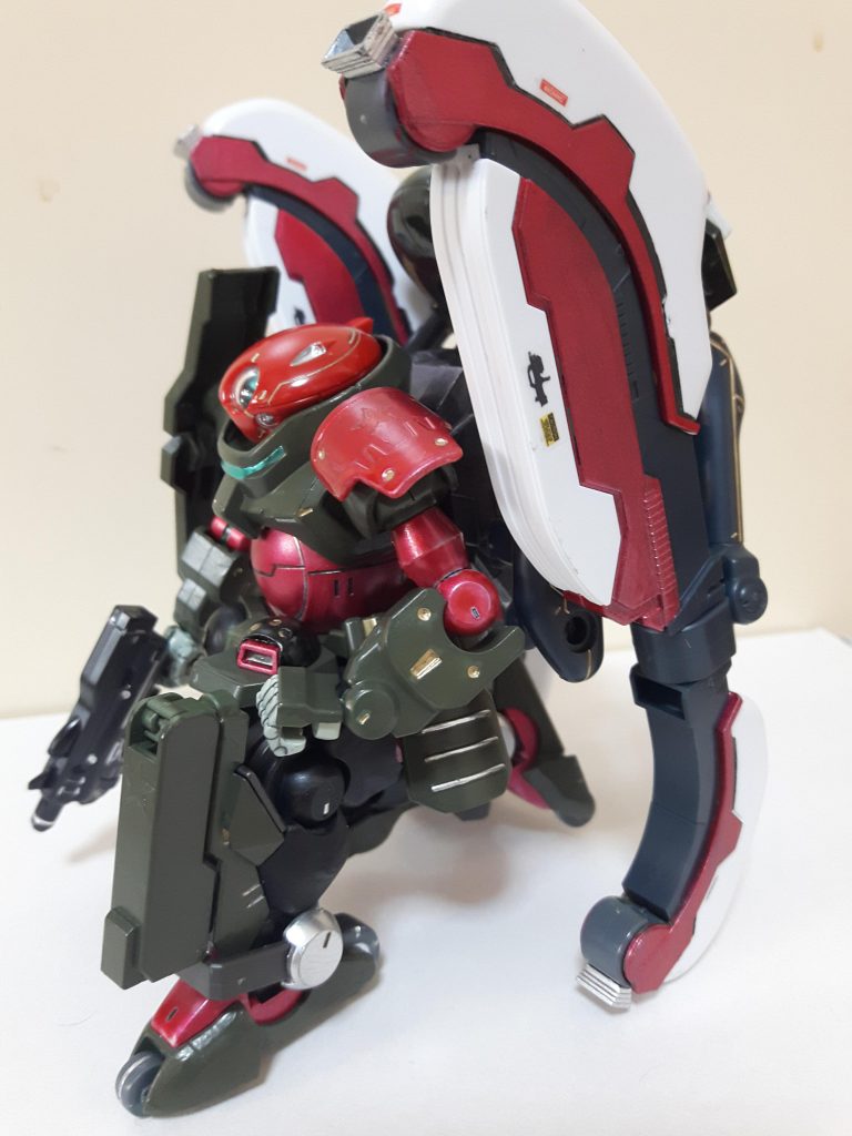 機体背面には「サブレッグ」と呼ばれるアームで接続された細長いスラスターを装備し、高空への垂直上昇や短時間の大気圏内飛行を可能としている。(Wikipediaより抜粋)