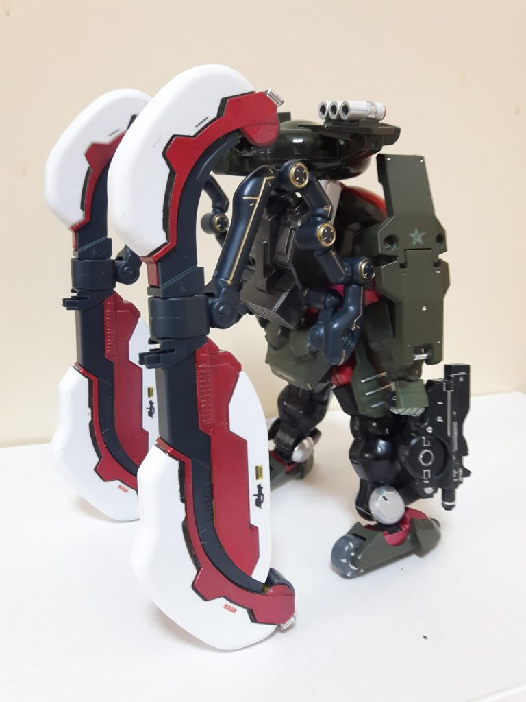 後ろ姿。バックパック上部に可動式大型レーダードームを装備し敵機をかなり遠い距離から発見、先制攻撃か可能に。