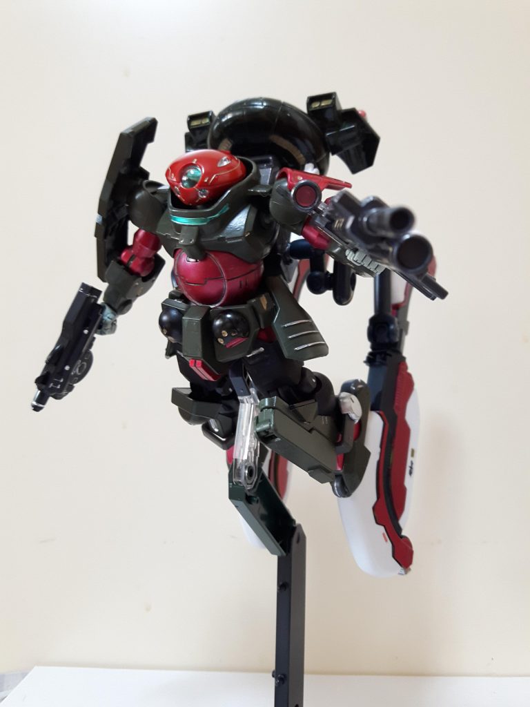 脚部にサブレッグを装備する事により空中戦にも対応する。