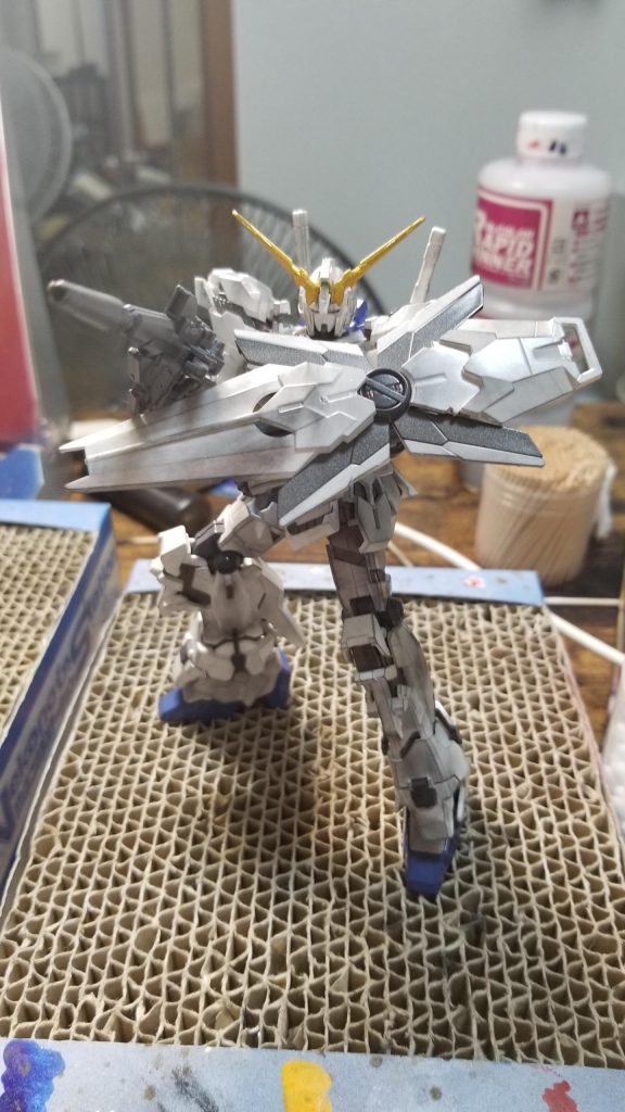 サイコフレームは何色だっけ、焼鉄色だっけか。
他はメカサフ、エヴォホワイト、黒サフからのスタブラゴールドって感じです。