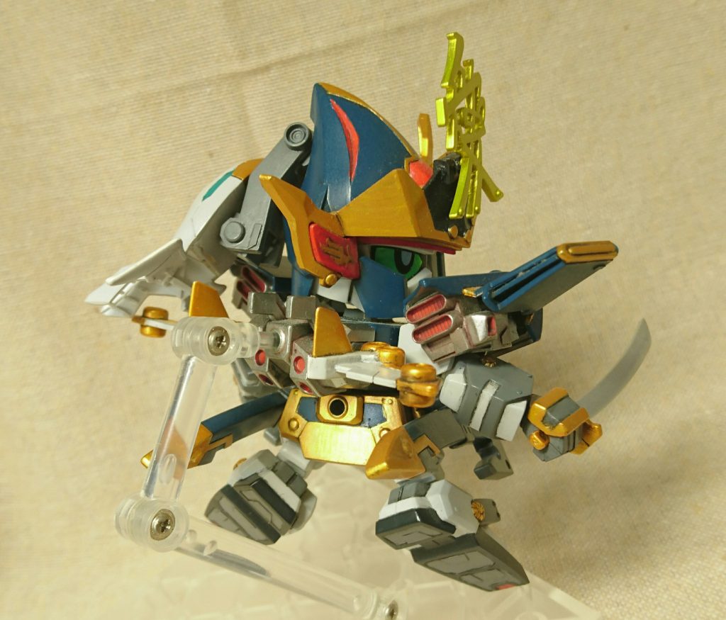 肩アーマー後部をジェットエンジンイメージでディティールアップし、肩への接続方法も変更。
足裏パターン新造。
鞘の肉抜き穴を塞ぐ。