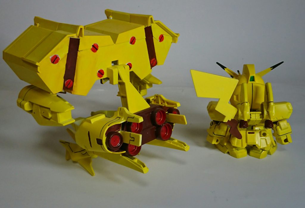 分離した時の後ろ姿。ピカチュウ(ポケプラ)の尻尾を装備してます。なおバインダーがない模様。