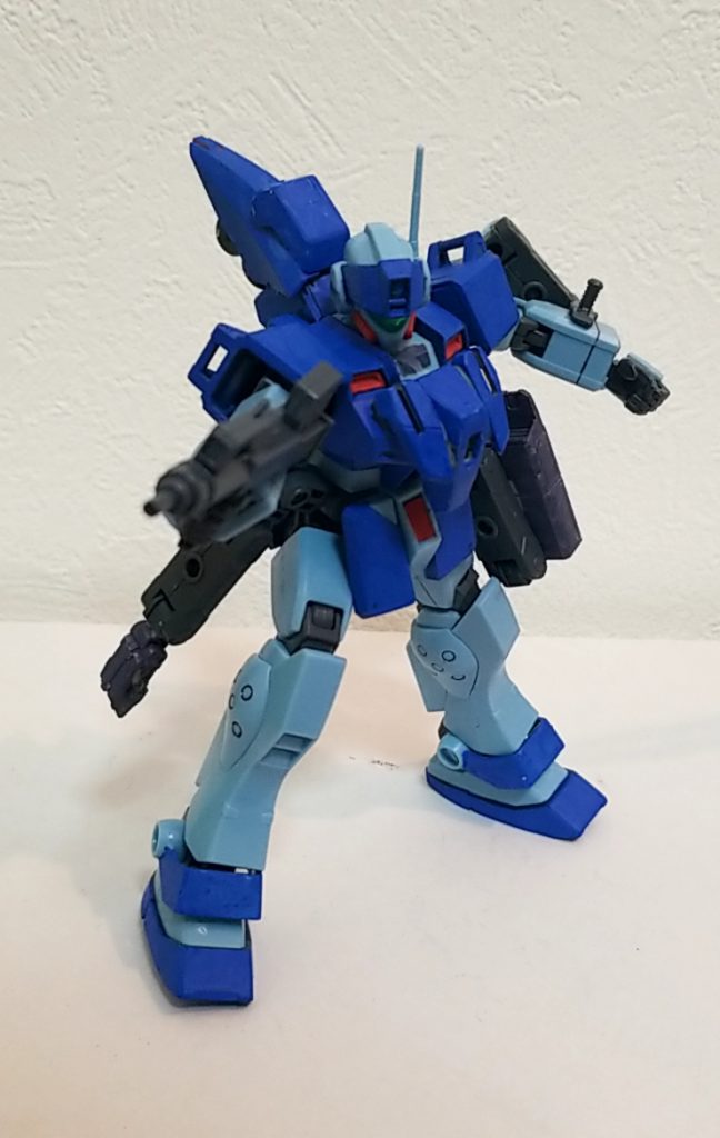 サブマシンガンも装備
想定外の奇襲にも対応できる