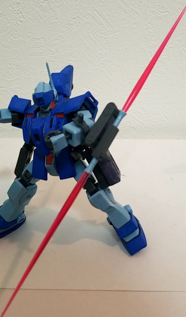 肘の方からも出せるので後ろの敵も斬れたりする