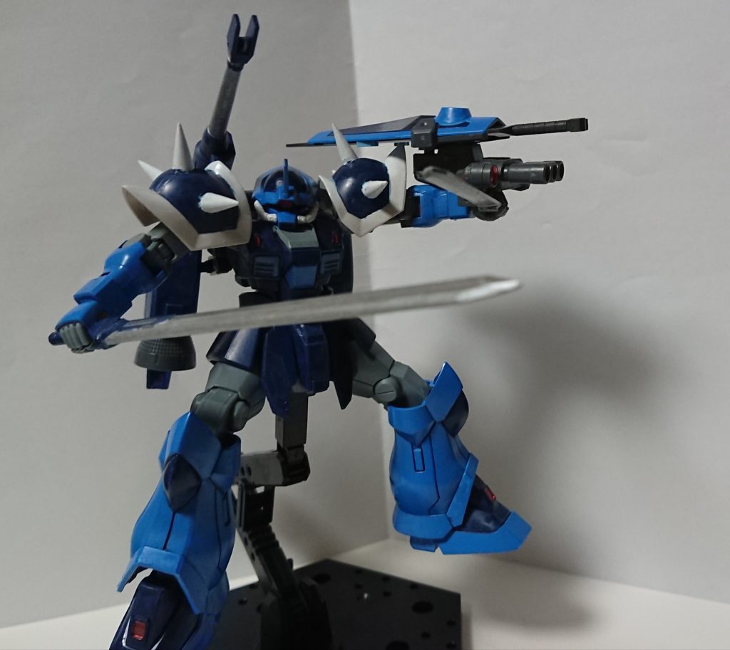 ハーフキャノン持ちだと遠距離攻撃のイメージが強く、違和感を感じたのでガトリングに換装出来るようにしました。燃料タンクをパージさせるという考えも同じ考えからです。