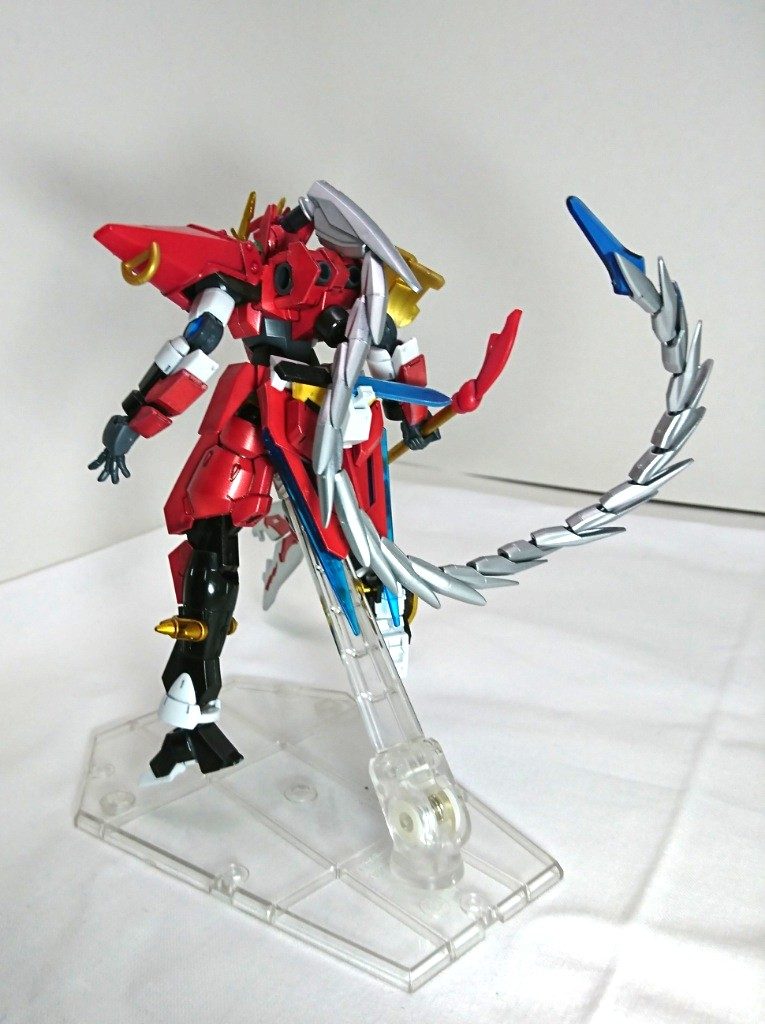 後ろから。
頭から生えているのは煌ギラーガのしっぽです。オーガ刃-Xを譲り受けた際に、ドージからお土産でもらったという設定です。
燕人張飛と言いますが、燕の尾のようなシアクアンタのおしりも似合います。