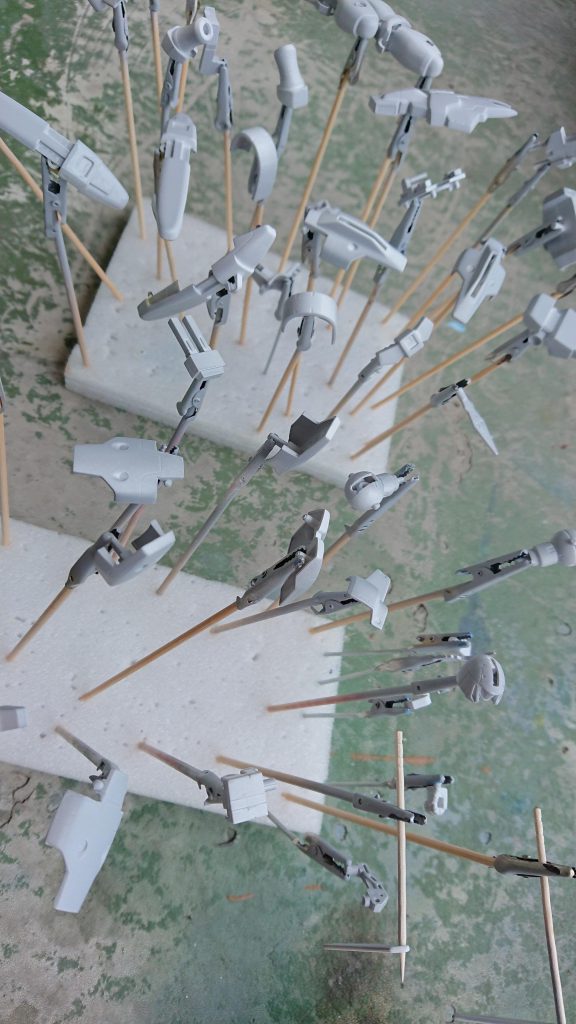 全部のパーツをゲート処理し、問題ない場所の接着、繋ぎ目消しをしてサフ吹きます。