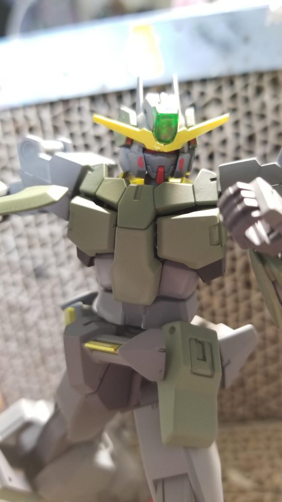 基本的に全体は地味系の色でつや消し仕上げです。
各部メタリックイエローとクリアパーツはアクセントとして光沢クリアで仕上げています。