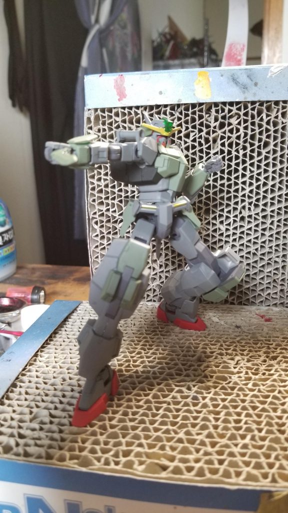 干渉する物が少ないのでかなり動きますしバランスみいいですが、サフレスでパパっと塗ったので稼働部の塗装は割と剥がれてます。