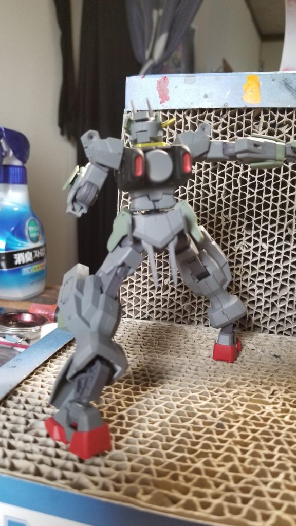 かなり雑ですが細かいところは筆塗りです。
背中にバーニアを増設しています。