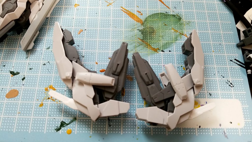 バックパック
リバーシブルガンダムの腰部のパーツと太陽炉をつけた(写真は太陽炉を付ける前)