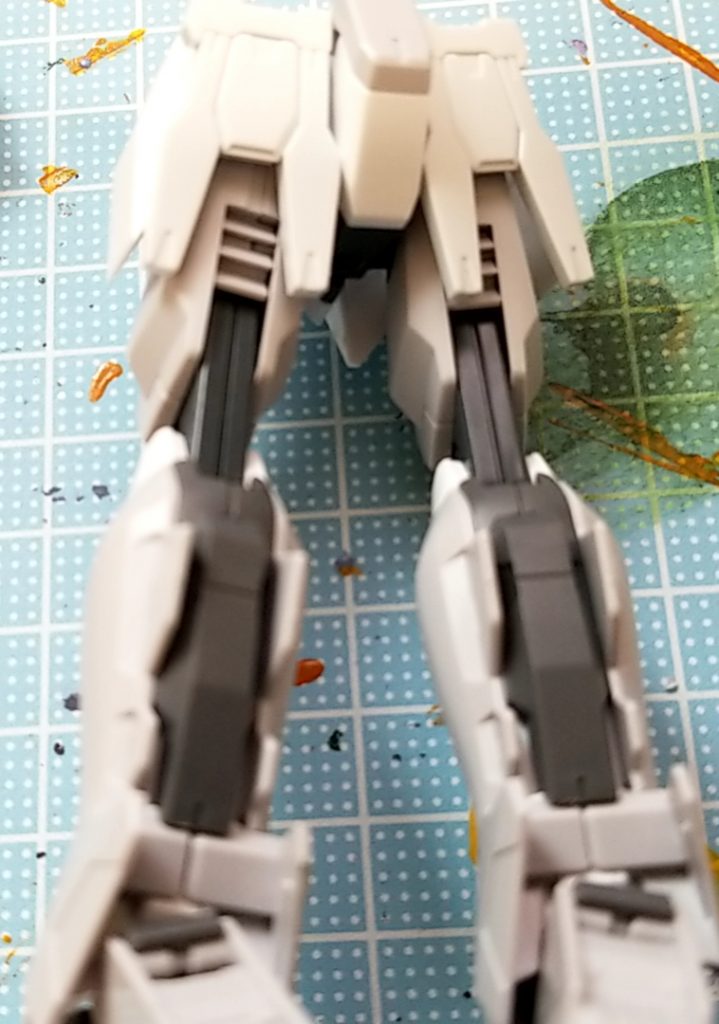 下半身は後腰部をリボーンズガンダムの物に変えた以外は変更なしであったが、バックパックの自重で自立が難しくなりそうだったので後でサブアームを踵につけた