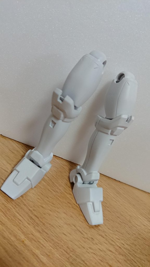 サフ吹いて塗装しなおした足はこんな感じです!
一旦はツヤはないマッドな感じで塗装しています。