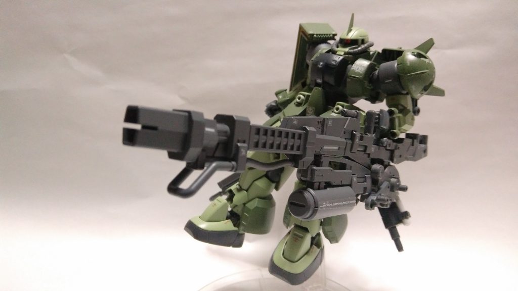 武装② GNビームブラストスマートガン
バックパックの左ブースターに接続されている武装。
STジンクスのスマートガンをより出力が出るように作られた武装。
収納と展開がスムーズなので使い勝手は良いがデカイのでフィールドとタイミングを選ぶ武装となってしまった💧