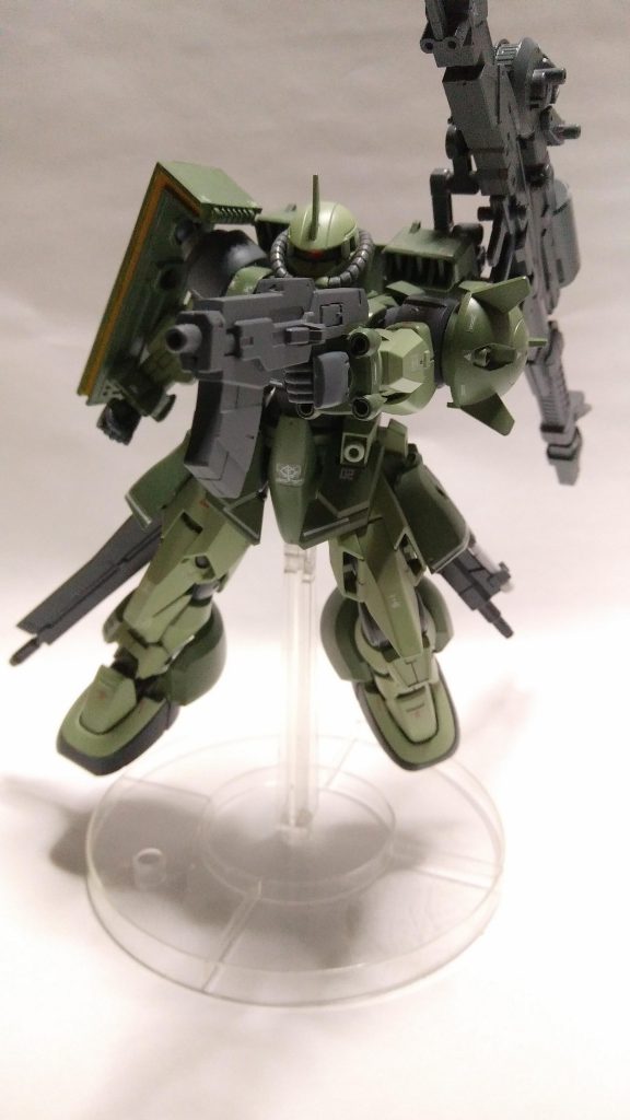 武装① GNビームマシンガン
ザクと言えばマシンガン、ジンクスだからビームマシンガン!
と言ったノリで作った武装です。
腰に取り付けたアタッチメントでライフルとロングライフルモードへと変更できます。