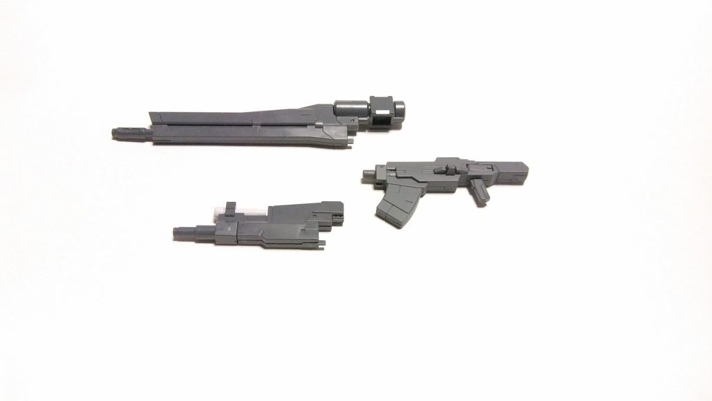 ビームマシンガンはアタッチメントによりライフルとロングライフルモードを選択できる仕様。
アタッチメントは腰の武装用ジョイントに接続されている。