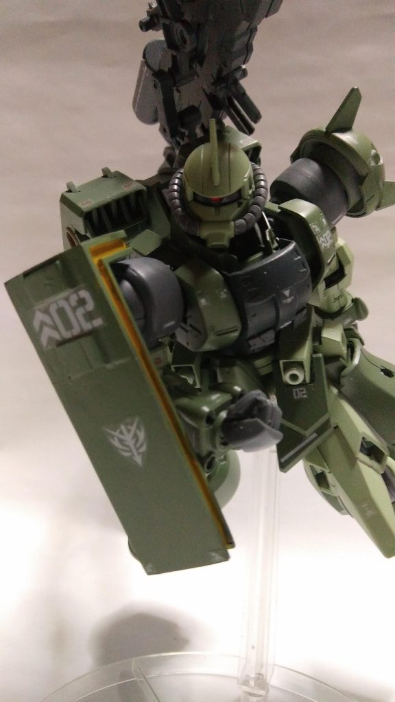 武装⑤ シールド
GNフィールド発生機を兼ねており防御力がより強化されたいる。
シールド本体や発生機に一定以上のダメージが加わるとフィールドを発生出来なくなる。