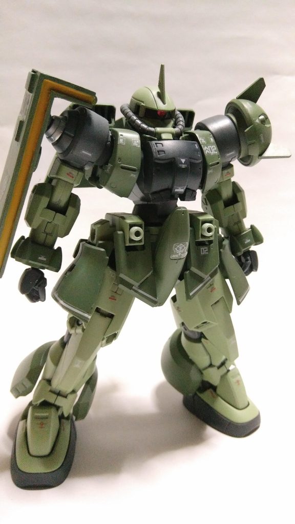 前Σp[【◎】]ω・´)
オーガを残しつつザクに寄せて見ました。

フロントアーマーにはビームサーベルが収納されており、右肩のシールドはGNフィールド発生機も兼ねている。