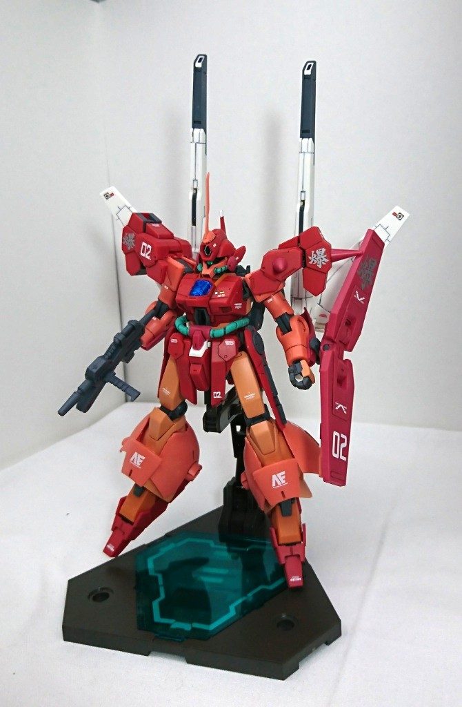 デカール貼って、つや消し仕上げ。この時点ではサテライトキャノンはジェガンと一緒の上方向です。