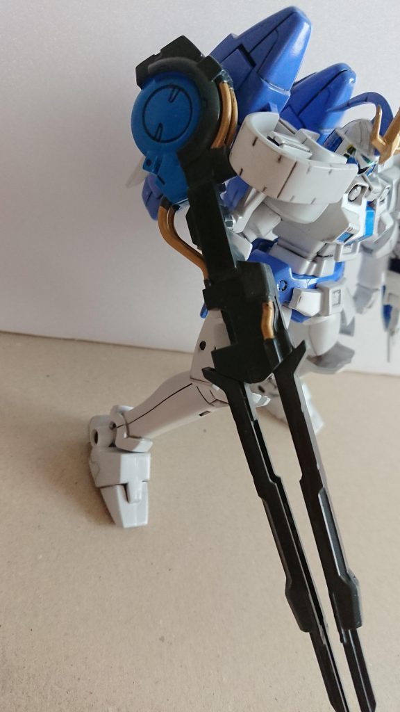 最終的に武器はつや消しのトップコート、機体全体はツヤ有りのトップコートを吹いています。