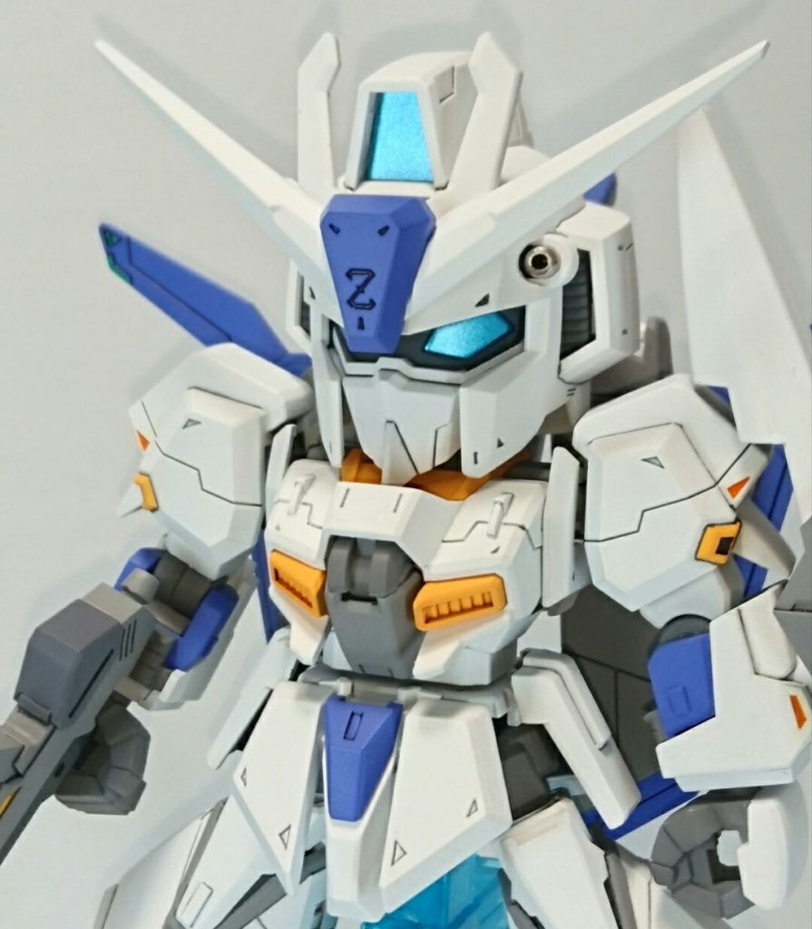 ツインアイや額のカメラはメタリック塗装。
偏光パールを吹いてますが写真じゃわからないですね・・・