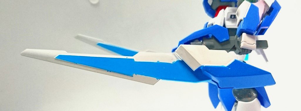 主武装となる手持ち武器「GNソードX」。基本ソードモード二刀流で敵に斬りかかり、グリップを傾けるとライフルモードのツーハンズとして敵を撃ち抜く事が可能。

ダークマターブースターのダークマターブレードとクアンタのGNソードV基部を穴あけ＆ジョイントで接合して作成しました。