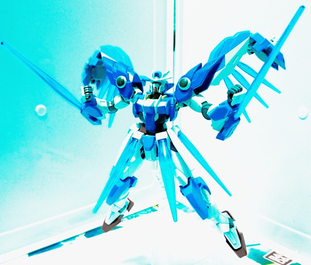 隠しシステム「トランザムFXバースト」。2基の太陽炉と機体に仕込んでおいた「AGEシステム」を同時フル稼働させ、棘のようなビームを放出しながら青い粒子を纏う事でリクの想像を遥かに超えた機動力・戦闘力・威力を実現させます。