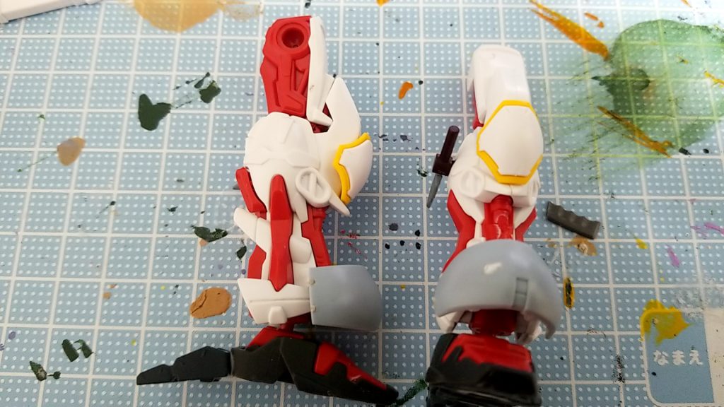 膝と踵にはアトラスガンダムのパーツを(写真にはバイアランカスタムのパーツも付いているがこれは没になった)