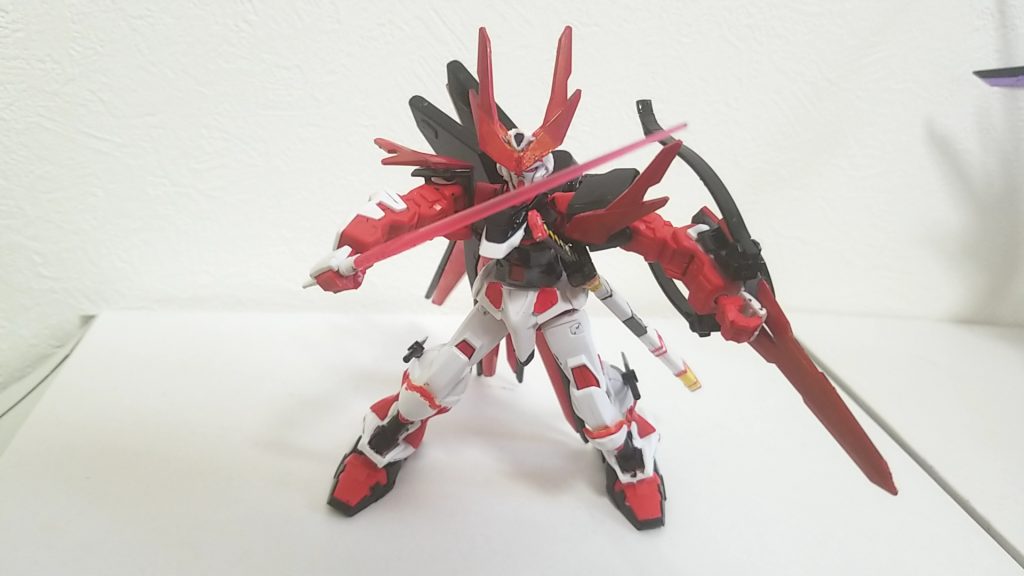 ビームサーベル
さらに足部にはヒートクナイも装備