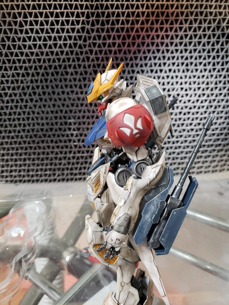 わかりにくいですが首の可動域(下方向)を増やす為に首の位置も変更 又、手が残念でしたのでコトブキヤのワイルドハンドに変更しています。