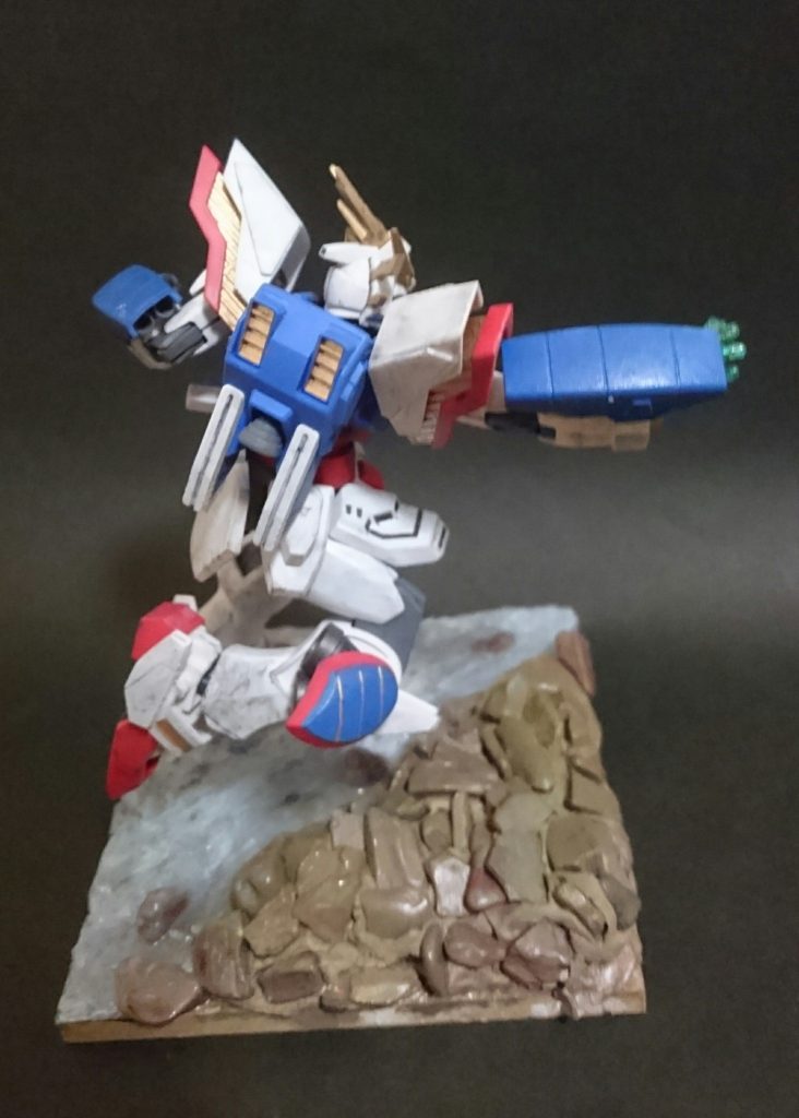 旧キットのシャイニングガンダムをイメージして腕のカバーにツィメリットコーティング風の加工しています。