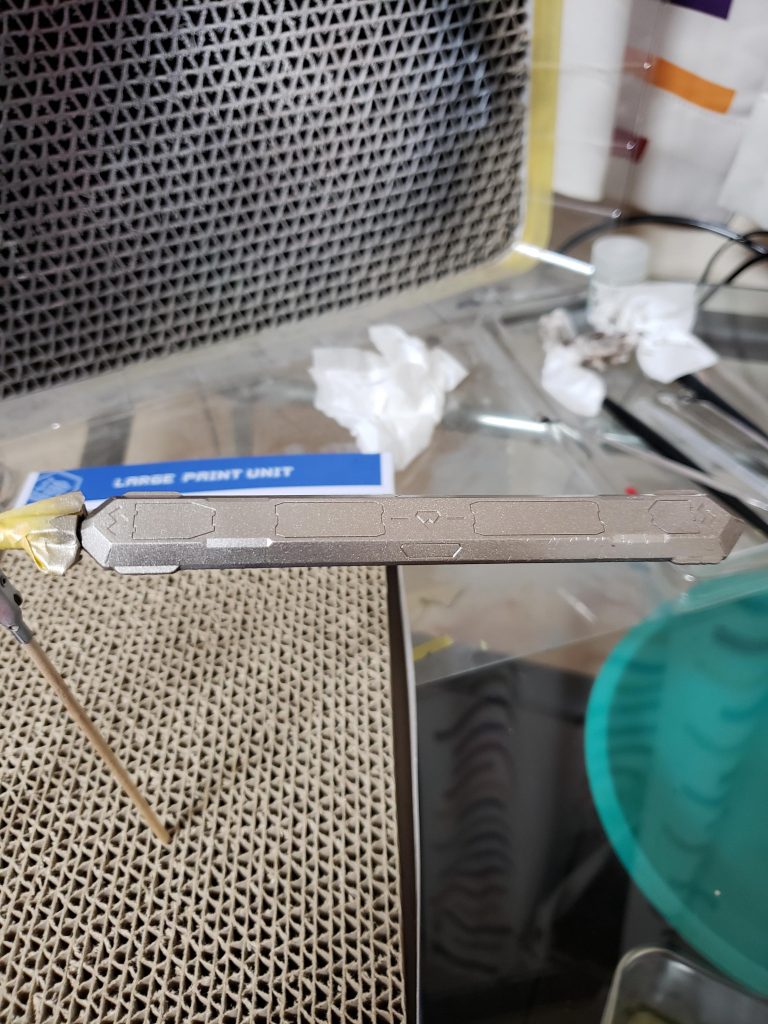 武器はアクリル塗料でシルバー→ブロンズ→クリアー5回
その後エナメル塗料ガンメタルで塗装し乾燥させ表面をゴリゴリ削りました。 今回はここが初挑戦でした。